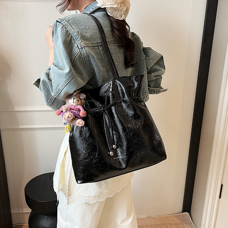 Fashionable solid color casual large-capacity bucket bag for women 2025 new style simple and high-end texture pleated single-shoulder armpit bag Application Scenario