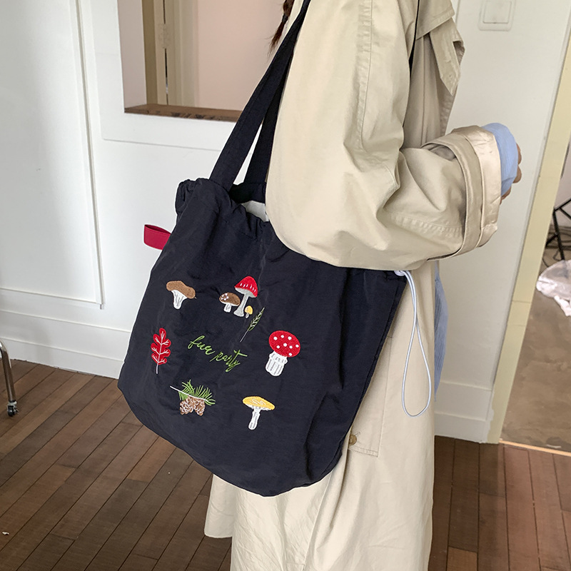 2025 New letch-printed canvas bag, women's large-capacity casual single-shoulder bag, cute printed bucket bag, class bag Specification drawing