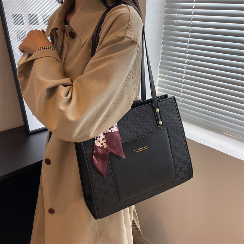 Cross-border checkered casual and versatile single-shoulder underarm bag for women, new large-capacity commuter tote bag for women's handbag details Picture