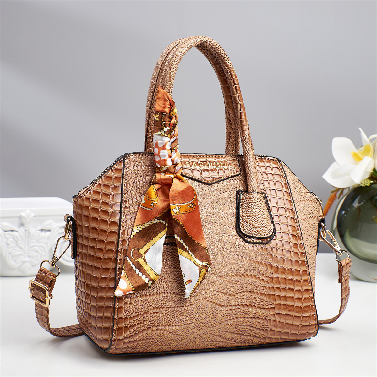2025 New style of cross-border women's bag for foreign trade, European and American fashion, retro and high-end, large-capacity bag, hand-held, shoulder and crossbody bag details Picture