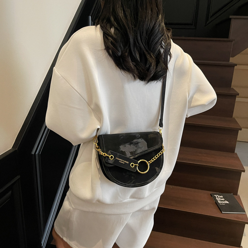 A niche design, versatile and simple saddle bag for women, a new 2025 fashionable color-blocking single-shoulder bag, a stylish and light luxury crossbody bag Application Scenario