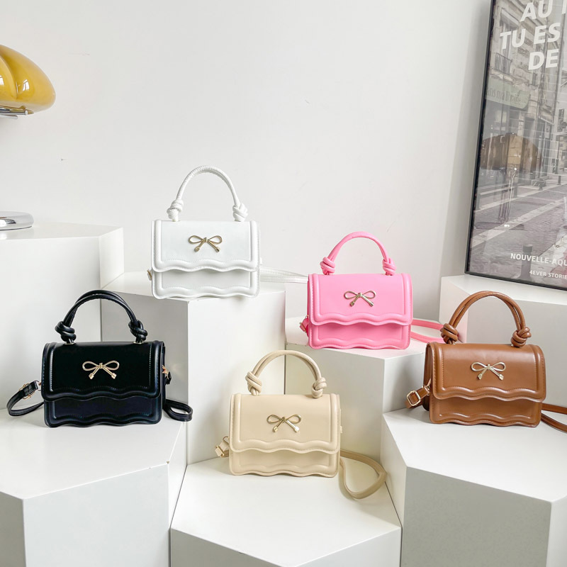 A stylish and casual single-shoulder crossbody bag for ladies in the summer of 2025, with a simple and elegant texture Application Scenario
