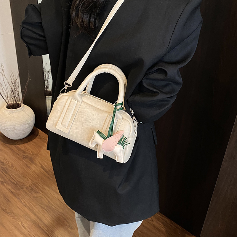 Cross-border fashion lychee pattern hand-held Boston bag 2025 New style, fashionable, versatile and niche commuter single-shoulder crossbody bag Application Scenario