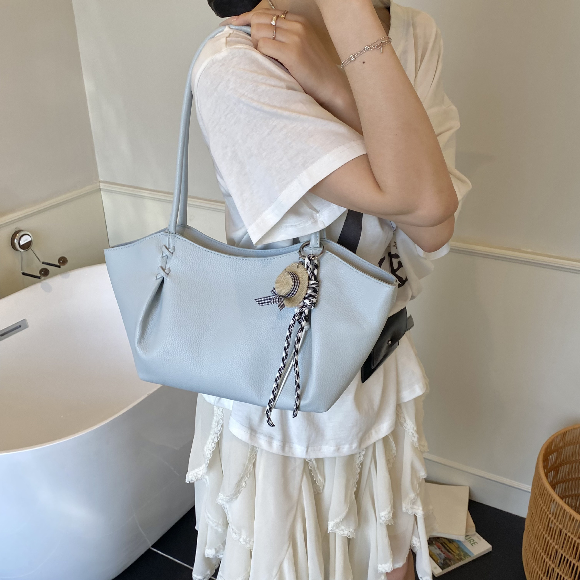 Large-capacity tote bag for women, 2025 new style, niche and versatile crossbody single-shoulder bag for women, fashionable and hot girl underarm bag details Picture