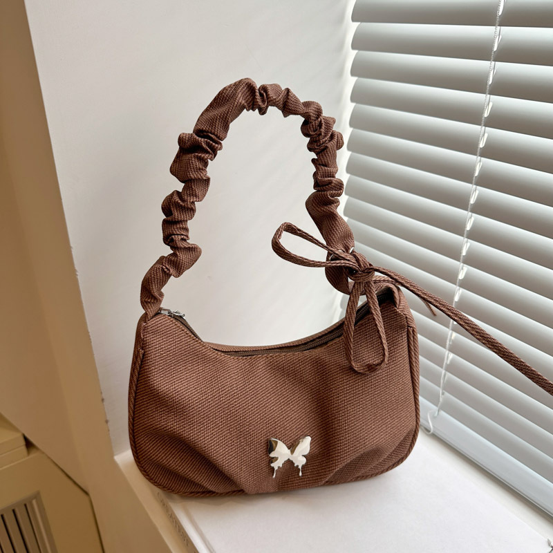 This year, the French niche design single-shoulder underarm bag is in vogue. The 2025 new stylish pleated versatile crossbody bag is popular among women full figure