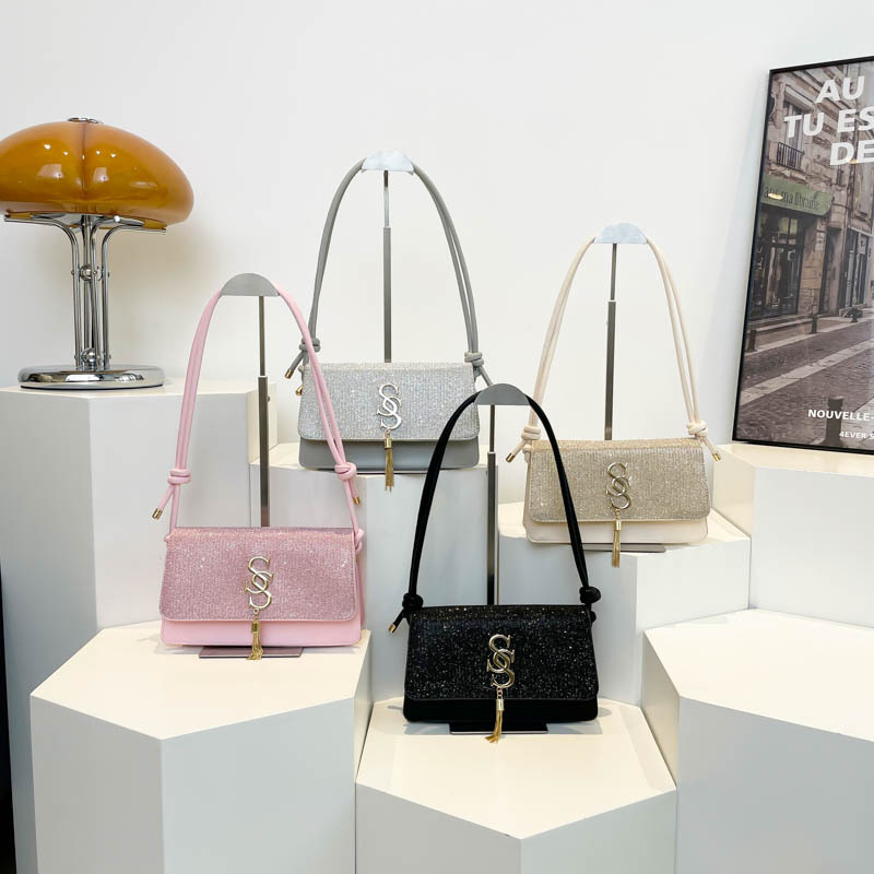 Fashionable and textured fringed underarm bag for women, 2024 new full-diamond commuting single-shoulder crossbody bag Application Scenario