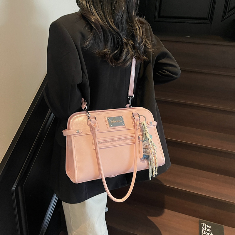 Retro trend large-capacity underarm bag for women, 2025 new high-end single-shoulder bag, simple and stylish commuting crossbody bag Application Scenario