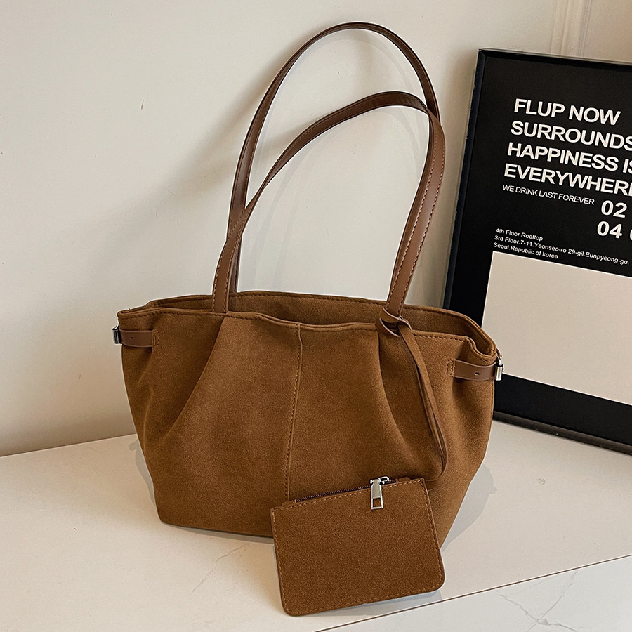 Retro matte large-capacity women's 2024 new style high-end commuter shoulder bag, fashionable hand-held tote bag full figure