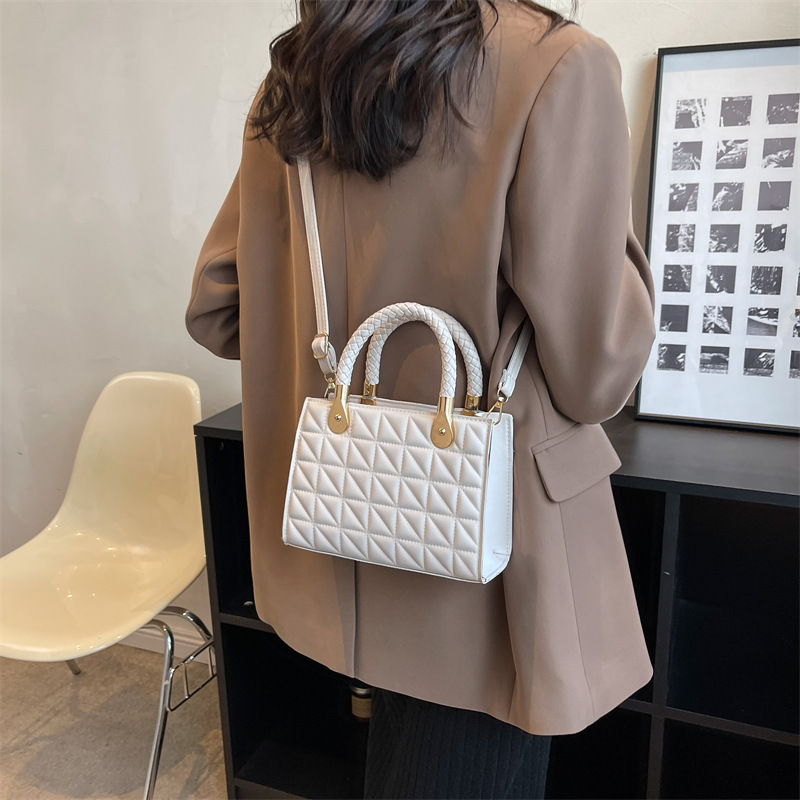 A simple and fashionable women's bag for winter 2022, a trendy and high-quality crossbody small square bag, a casual single-shoulder handbag details Picture