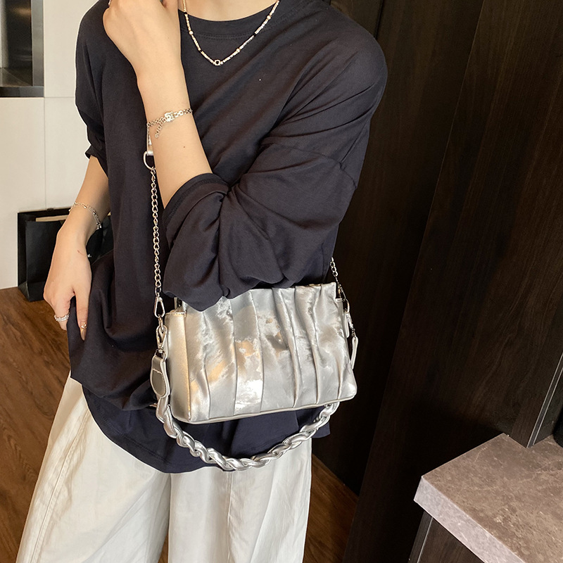 The Korean Instagram super popular underarm bag for women in 2025, a versatile pleated single-shoulder bag, a fashionable chain bag, and a trendy crossbody style Application Scenario