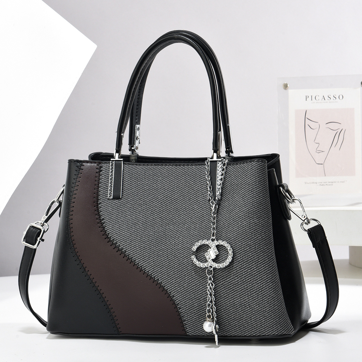 The new fashionable women's bag features a simple and trendy color combination. It is a single-shoulder crossbody bag that is both trendy and stylish, with a practical texture full figure