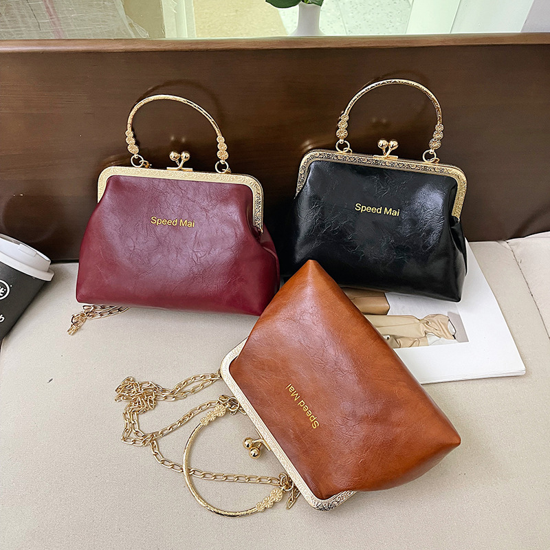 2025 Summer New lapel handbag, fashionable shoulder bag, elegant lady dinner bag, chain bag Application Scenario
