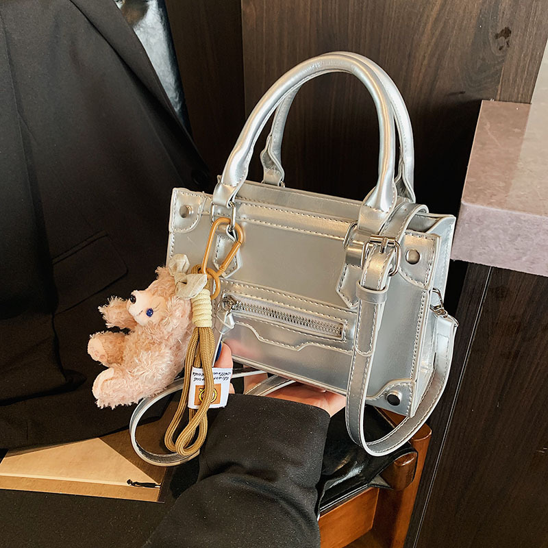 High-end Korean-style hand-held small square bag 2025 new style, fashionable, simple and versatile single-shoulder bag, trendy and casual crossbody bag full figure