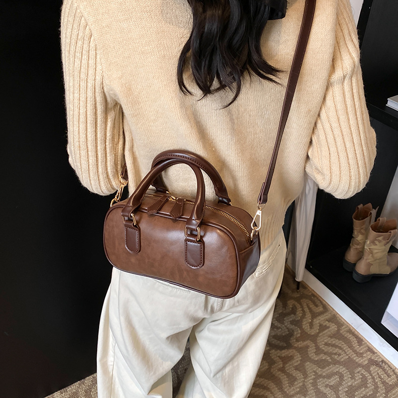 The high-end Maillard handbag for women is a new 2024 trendy, retro and versatile single-shoulder bag for commuting Application Scenario