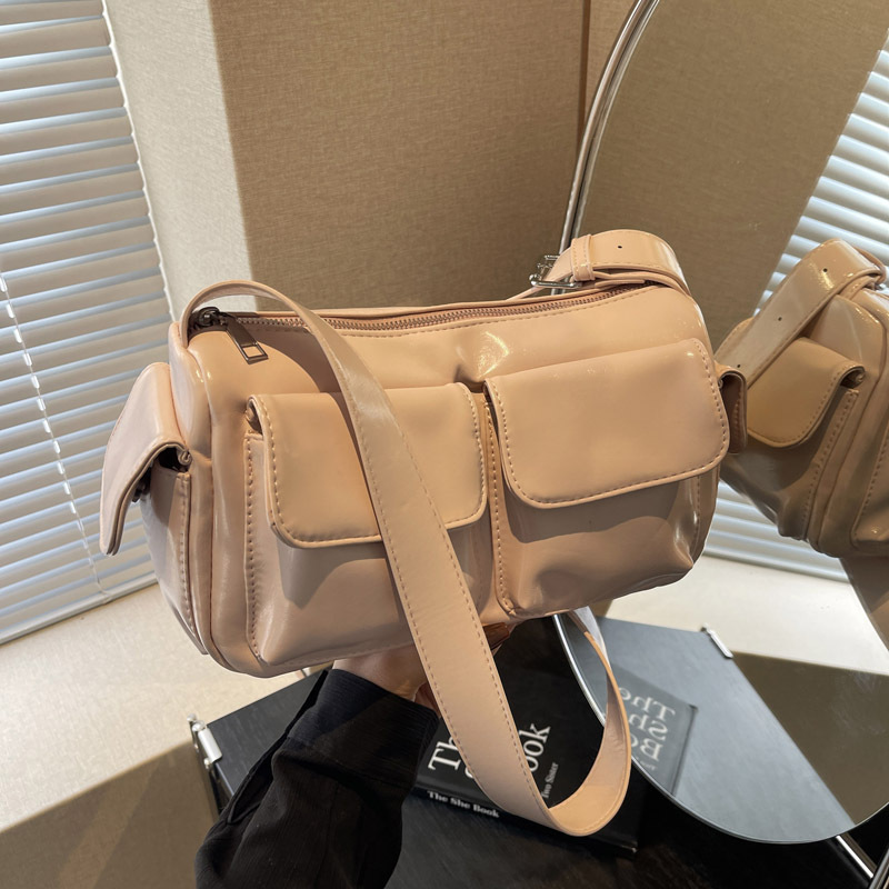 A new 2024 trendy, retro and multi-functional single-shoulder crossbody bag with a Korean niche design for casual underarm wear details Picture