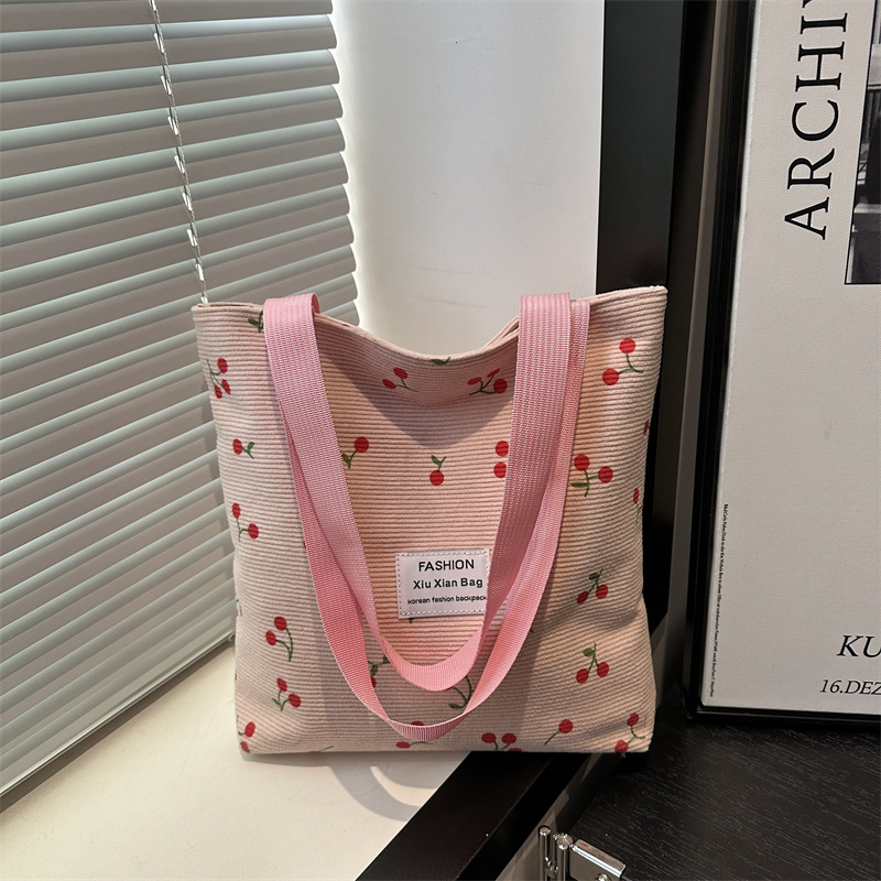 This year's popular fashion tote bag for Spring/Summer 2025 is a trendy, versatile, large-capacity single-shoulder bag for casual wear full figure