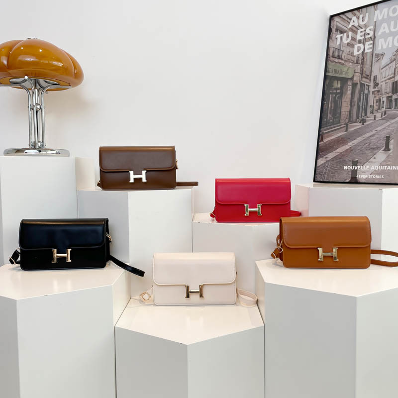 Fashionable, chic, niche, casual, elegant and high-quality 2025 new style, trendy and chic, single-shoulder crossbody small square bag for women Application Scenario