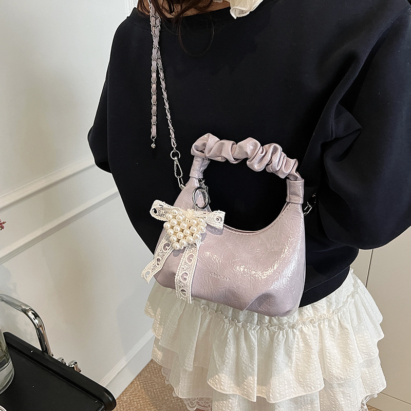 High-end pleated hand-held small square bag for women, new Spring/Summer 2025, versatile and stylish chain commuting single-shoulder crossbody bag Application Scenario