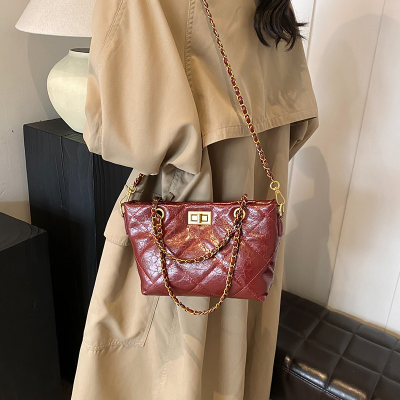 Diamond-shaped chain bag for women, large capacity 2024 new casual and versatile crossbody bag, retro and niche hand-held tote bag Application Scenario