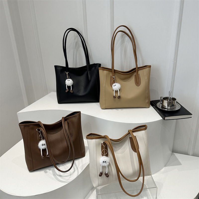 Winter new large-capacity tote bag for women 2024, a versatile and elegant single-shoulder bag for women's commuting. A large PU hand-held bag Application Scenario
