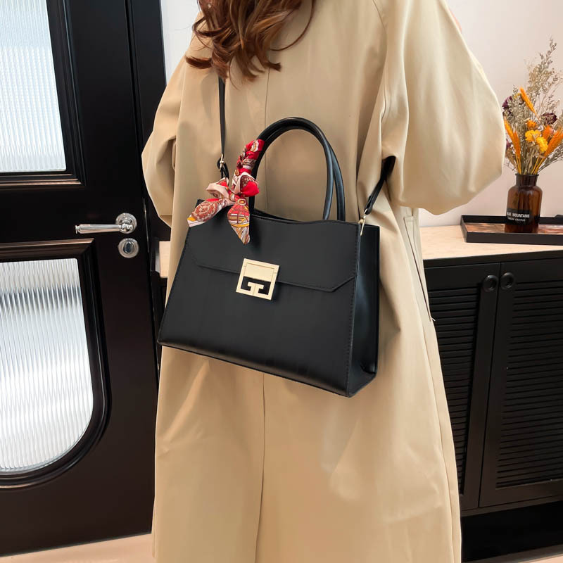 Red bag, wedding bag, mom bag, middle-aged mother-in-law's grand handbag, texture, crossbody bag details Picture