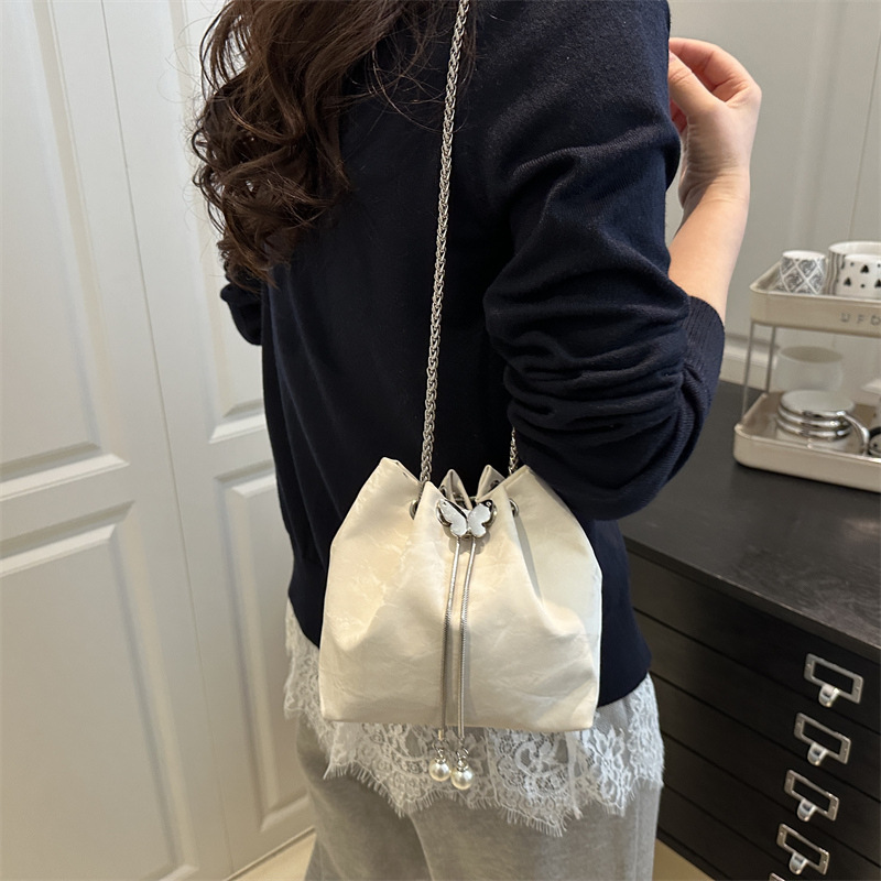 Niche design metal hand-held bucket bag for women, stylish and versatile, elegant single-shoulder bag, ins simple chain crossbody bag details Picture