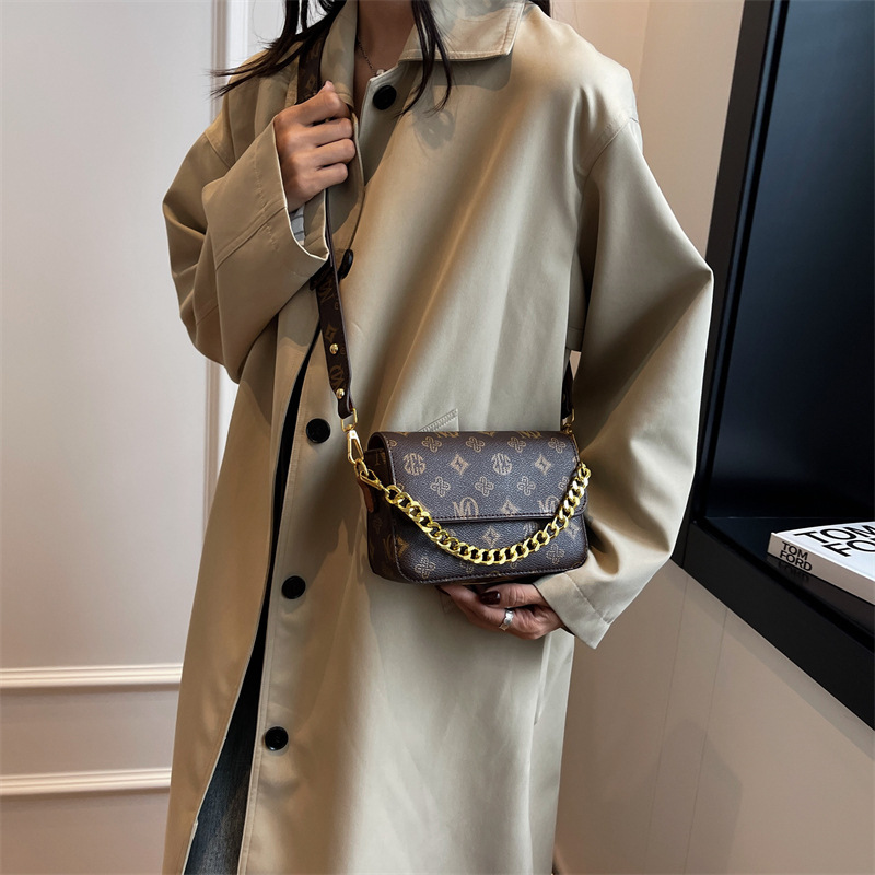 This year, the popular fashion and quality bags for women's summer 2025 are the new, versatile chain crossbody bag and single-shoulder small square bag Application Scenario