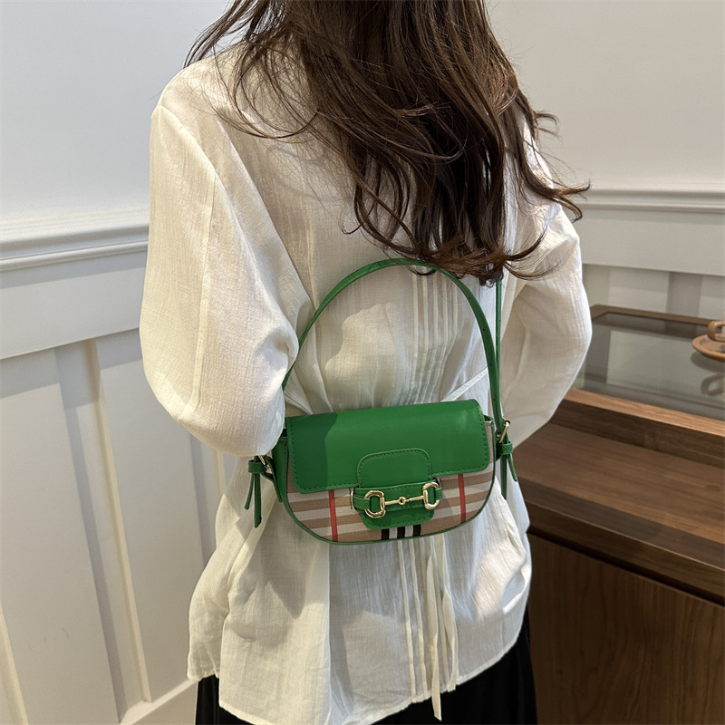 The popular crossbody saddle bag for women in 2024 cross-border new style, a versatile single-shoulder and underarm women's bag with contrasting colors and checkered patterns from Europe and America Specification drawing