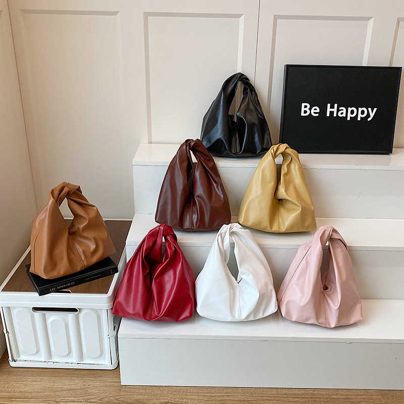 2025 Trendy, individualistic, simple, casual, laid-back style, large-capacity commuter single-shoulder underarm tote women's bag Application Scenario