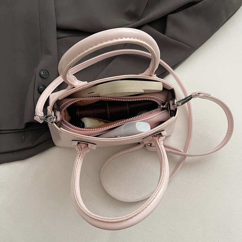 Soft leather fashionable hand-held bowling bag for women, 2025 new style casual and versatile single-shoulder bag, high-end crossbody bucket bag Application Scenario