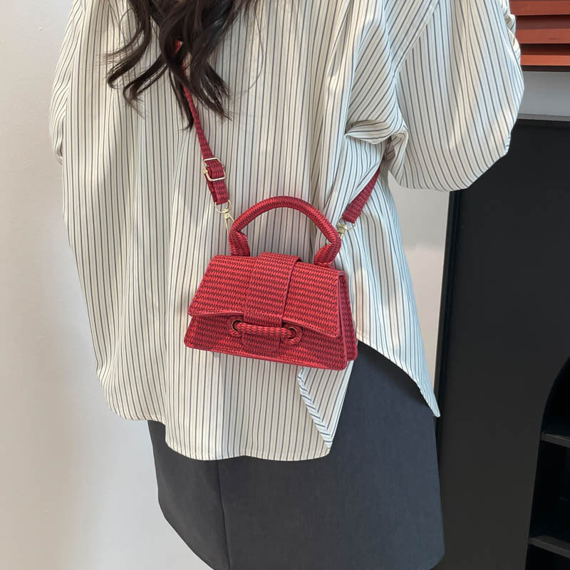 The new Spring/Summer 2025 small square bag in solid color is simple, stylish and versatile. It is a fashionable hand-held shoulder bag Specification drawing