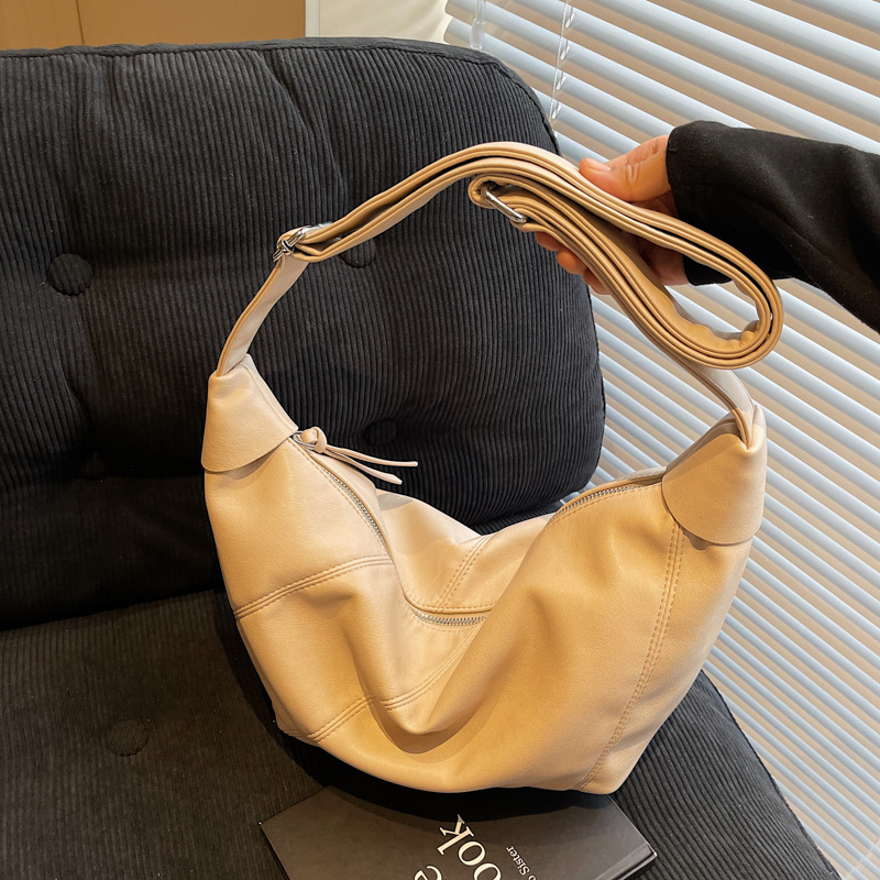 Large-capacity women's 2025 new style casual and versatile single-shoulder crossbody bag, niche design fashionable commuting dumpling bag full figure
