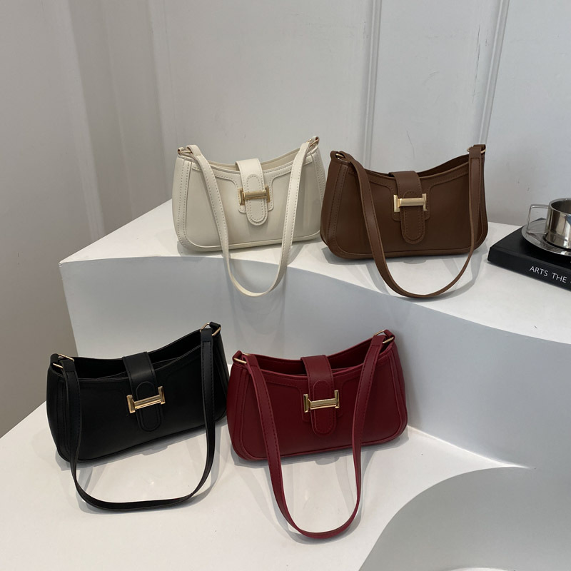 A retro, fashionable and casual small square bag for women, a new spring 2025 fashion trend casual underarm handbag and crossbody bag Application Scenario