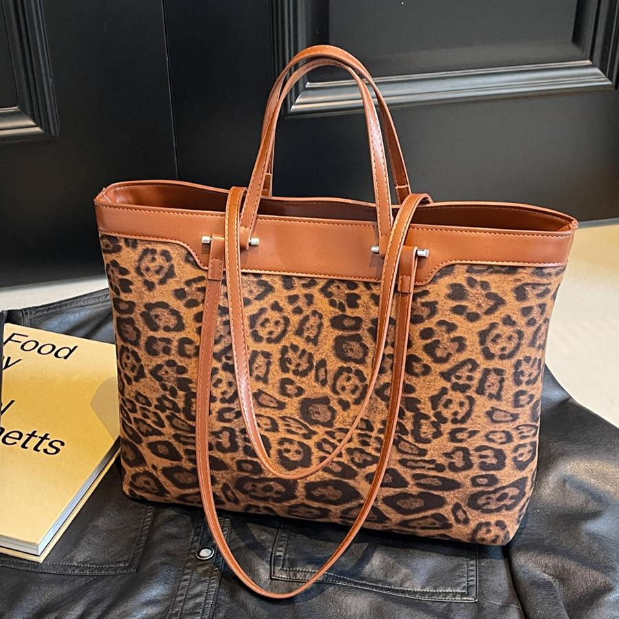A new Korean niche leopard print canvas bag for women, a fashionable, casual and laid-back style single-shoulder bag, and a large-capacity commuter tote bag full figure