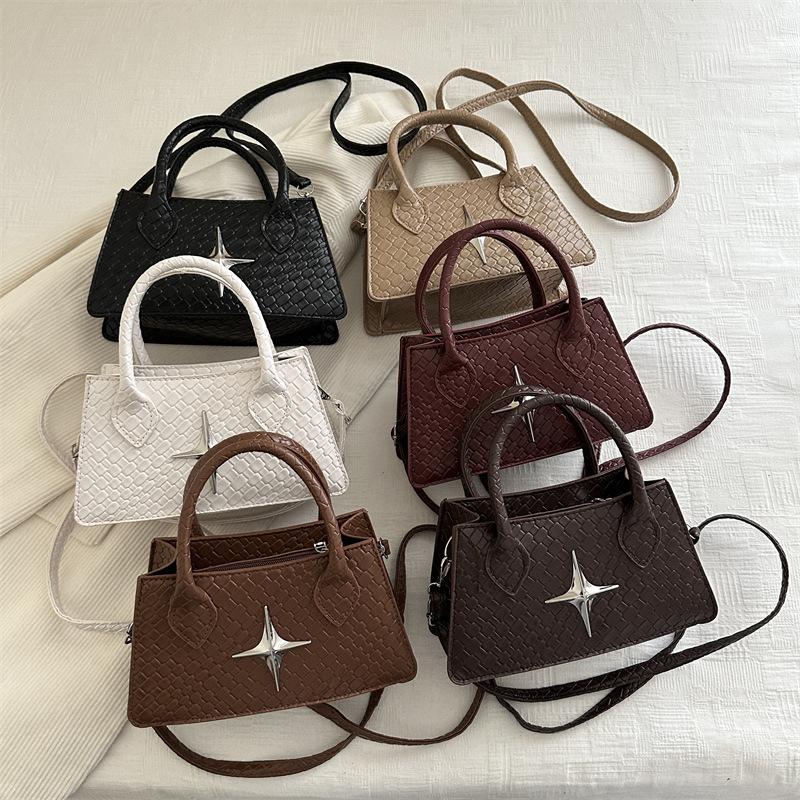 This is a new 2025 summer collection of simple and stylish printed checkered single-shoulder crossbody handbag with a commuting feel for women Application Scenario
