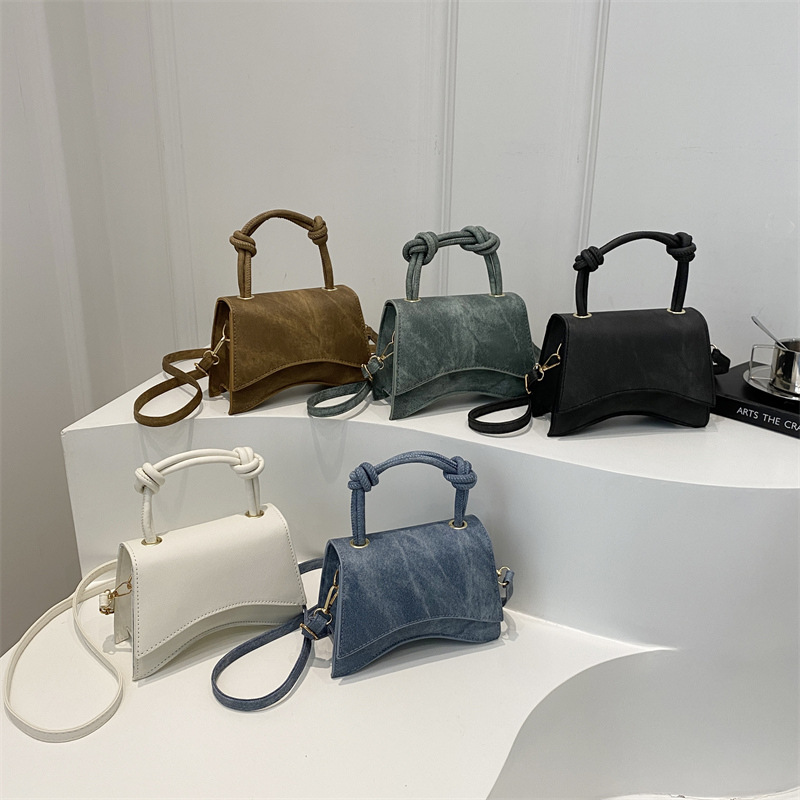 Single-shoulder handbag for the autumn of 2024, a stylish and simple new design for ladies with a commuting feel and a fashionable crossbody small square bag Application Scenario