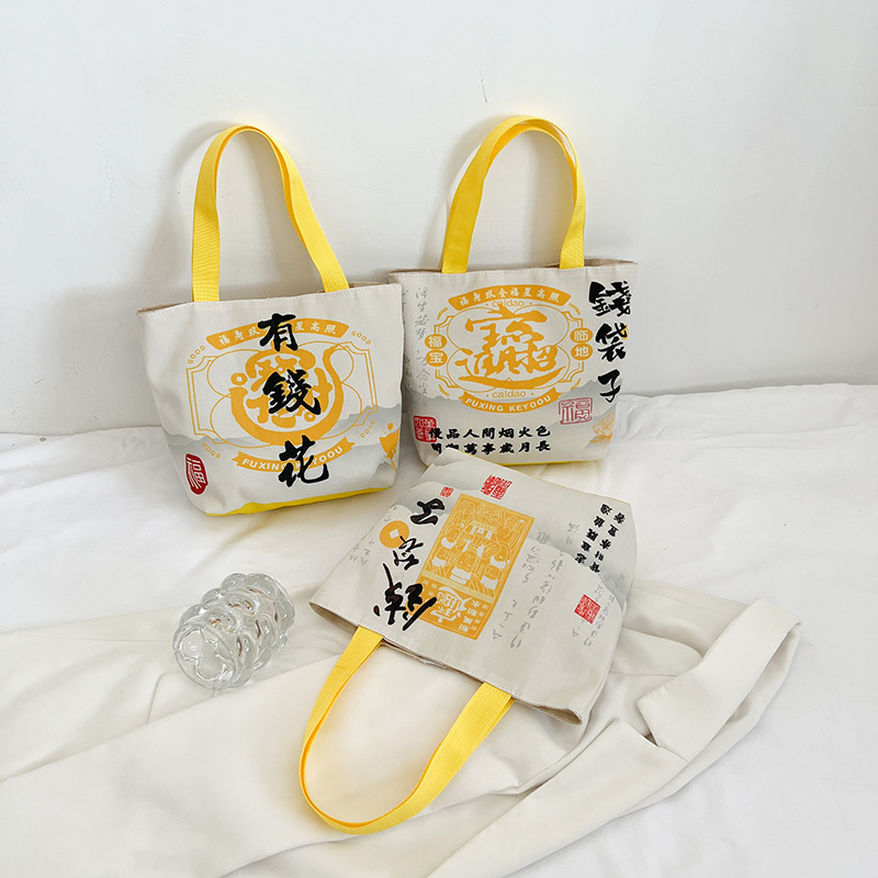 The new 2025 vintage large-capacity single-shoulder bag for women is casual and versatile, a trendy hand-carry underarm bag for commuting Application Scenario