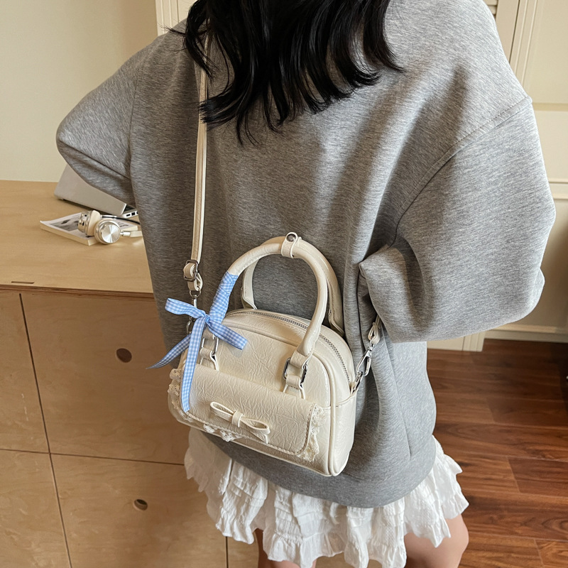 A simple and stylish small square bag for women, a new 2025 trendy handbag, a niche and versatile single-shoulder bag, a Korean-style fashionable crossbody bag Application Scenario