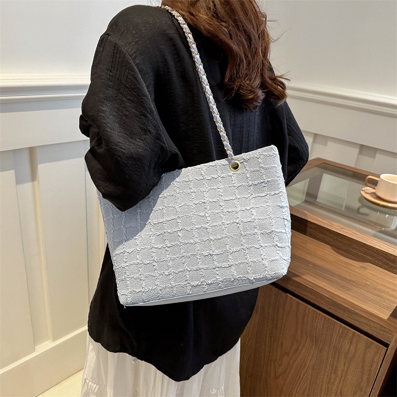 A new summer 2024 fashionable, trendy, casual and commuting simple chain tote crossbody single-shoulder bag for women details Picture