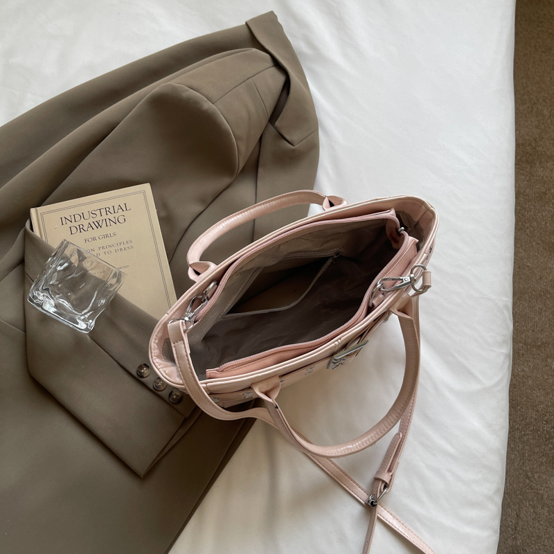 Cross-border niche commuter bag for women, 2025 new retro and fashionable tote bag, high-end single-shoulder crossbody bag Application Scenario