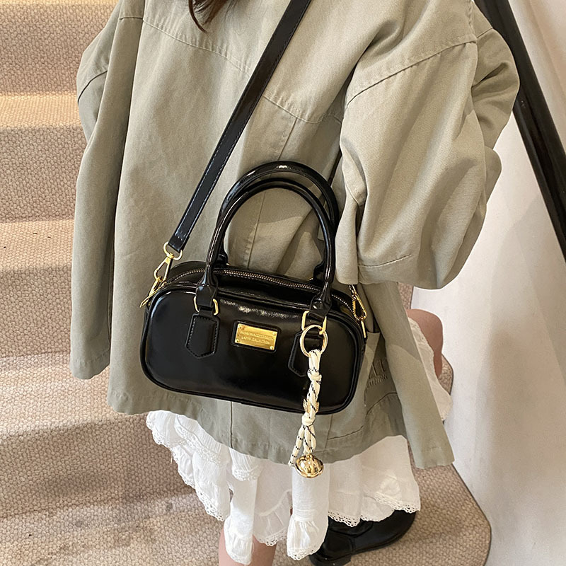 Hand-held pillow bag for women, 2025 new style bag, retro and versatile, single-shoulder bag, trendy and fashionable, high-end quality crossbody bag Application Scenario