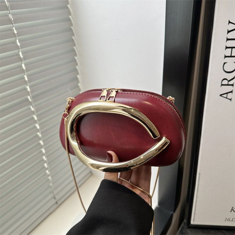 Cross-border European and American retro niche wine red metal box small square bag, versatile for banquets, mobile phone bag, hand-held crossbody small bag full figure