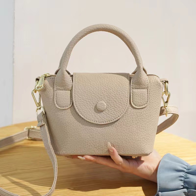 A new 2025 women's bag with a niche design, versatile, fashionable and exquisite texture, a small square bag, a single-shoulder crossbody bag, and a Korean-style bag full figure