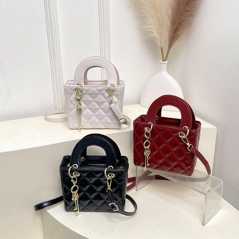 In 2025, a new solid color Korean-style retro and simple design has been launched. This is a casual single-shoulder, crossbody, hand-held small square bag for women full figure