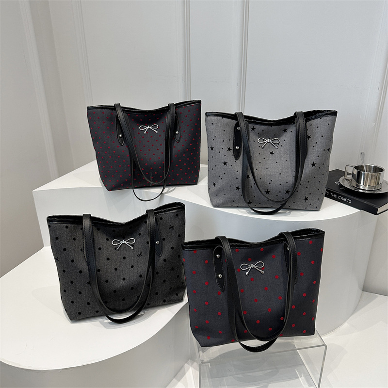Polka dot printed bow tote bag for women 2024 New fashion trend, large-capacity casual single-shoulder crossbody bag Application Scenario