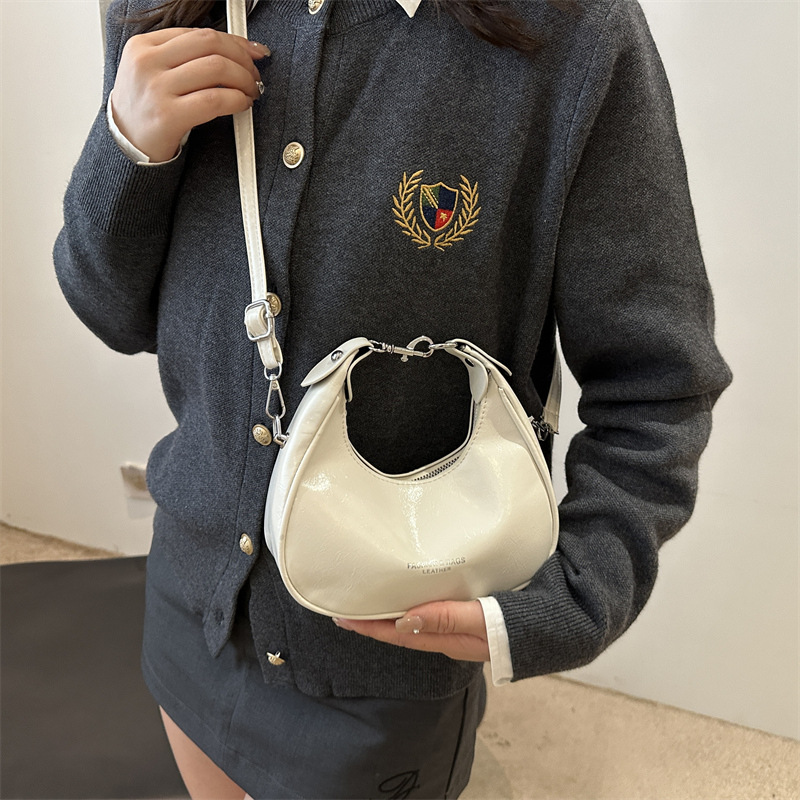 French niche design hand-held crescent bag 2024 new style trendy retro commuter fashion simple single-shoulder armpit bag details Picture