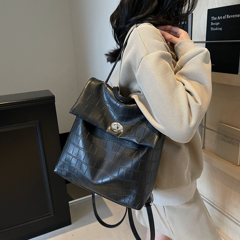 A retro solid color simple handbag for women, a new summer 2025 casual and versatile single-shoulder bag, a high-end commuting backpack Application Scenario