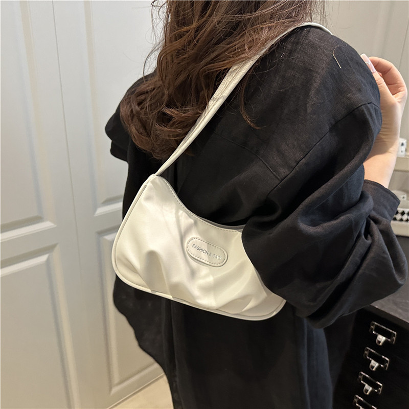 A rare and high-quality silver bag for women, a new Spring/Summer 2025 single-shoulder crossbody bag with a high-end pleated underarm bag details Picture