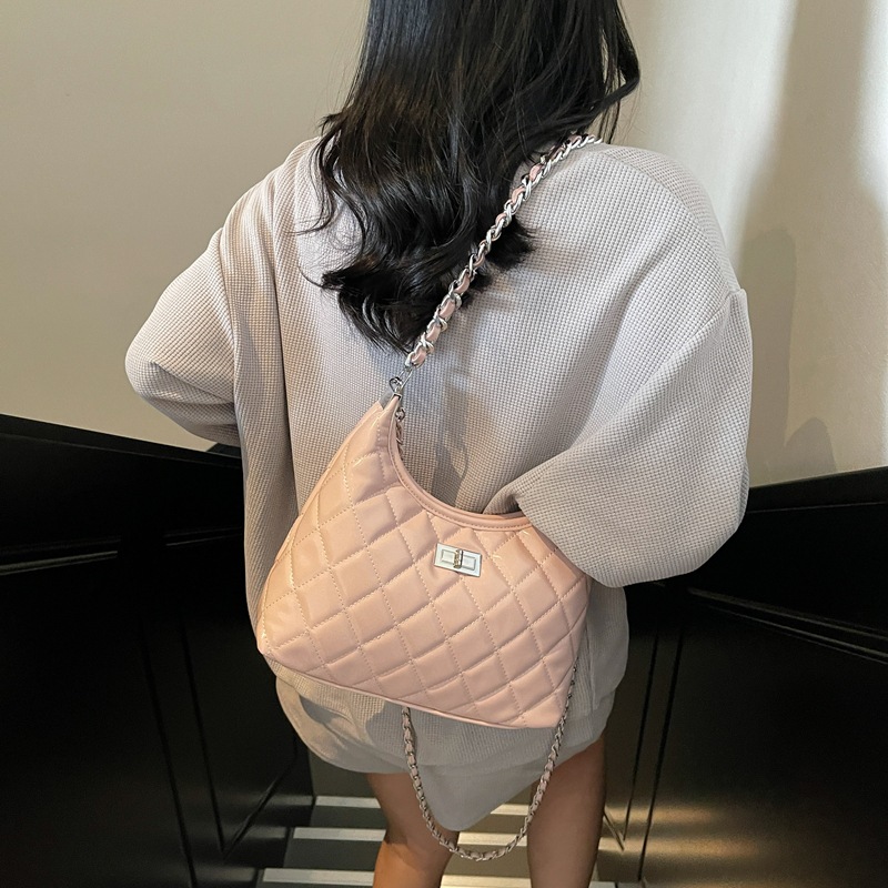Fashionable, niche and high-end underarm bag for women, 2025 new diamond-shaped chain single-shoulder bag, versatile commuting crossbody bag Application Scenario