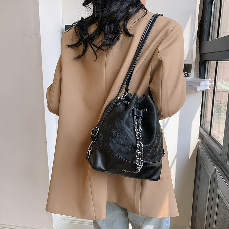 Personalized chain, stylish design, fashionable drawstring women's backpack 2024 new style, simple and large-capacity crossbody bucket bag Specification drawing